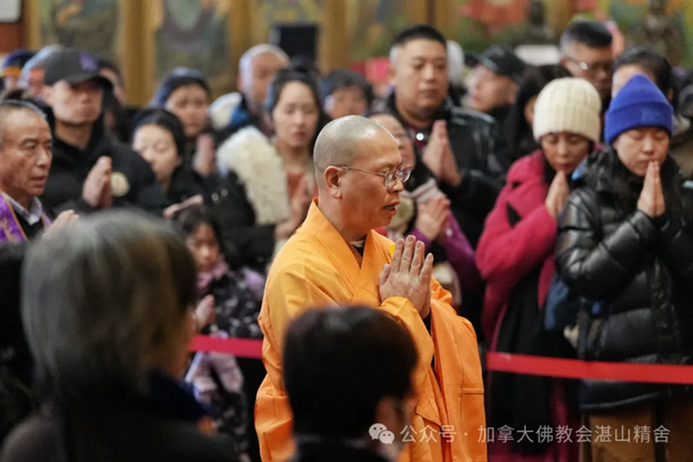 大年初一，加拿大人来湛山精舍上香祈福蛇年吉祥