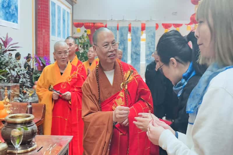 加拿大湛山精舍举行王晶蓝色莲花泼彩工笔画艺术展启幕仪式