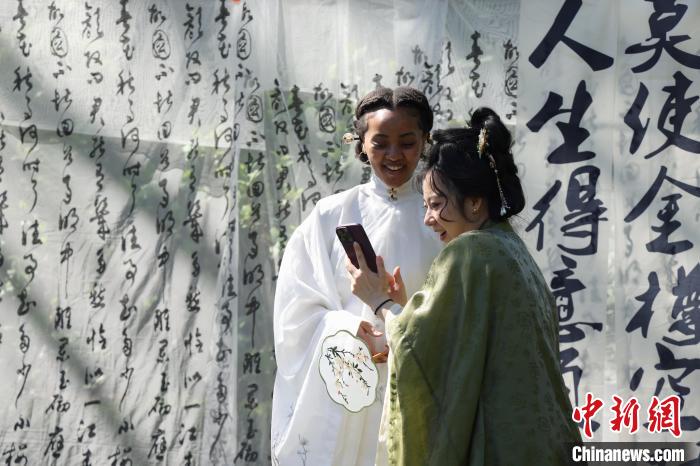 温哥华汉风华服迎2025年国际中文日