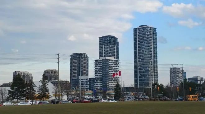 加拿大楼市危机四伏！开发商也退场！多伦多周边近6000套公寓停工！