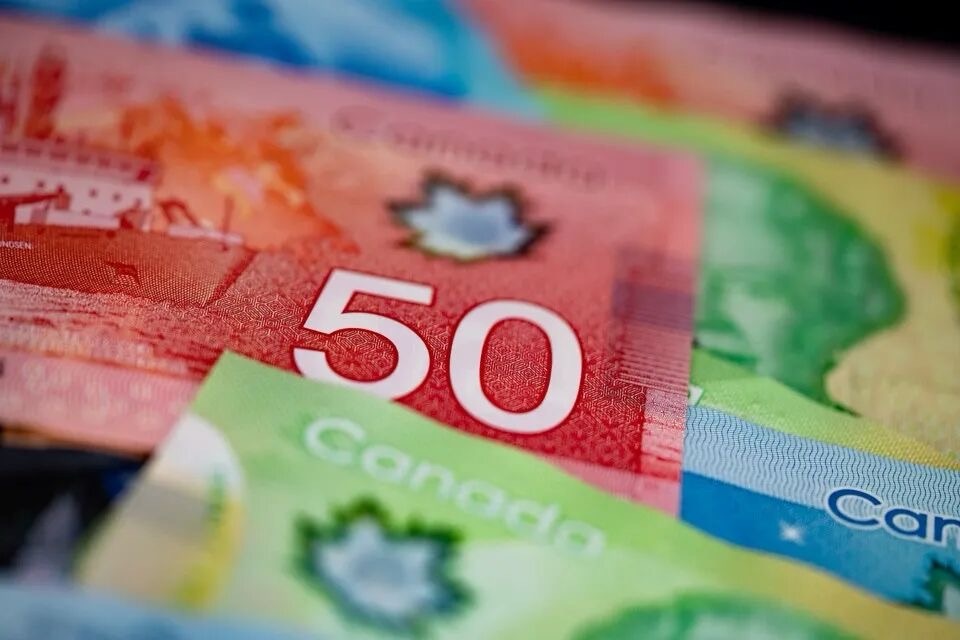 安省最低工资十月上调：每小时17.60加元，年收入增加800加元