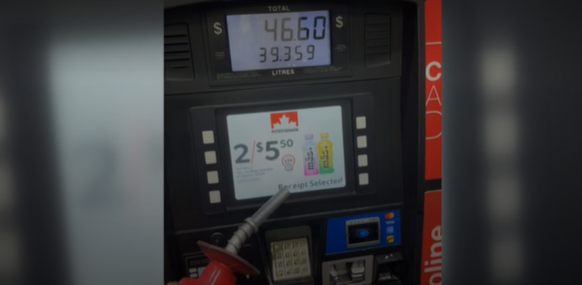安大略省一名司机称,拔掉油枪后,加油泵的计量表仍然继续运转