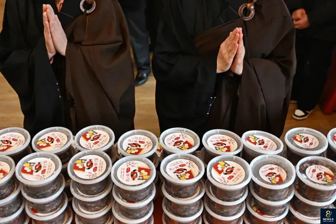 接 “福” 回家迎马年, 腊八节施粥送温暖