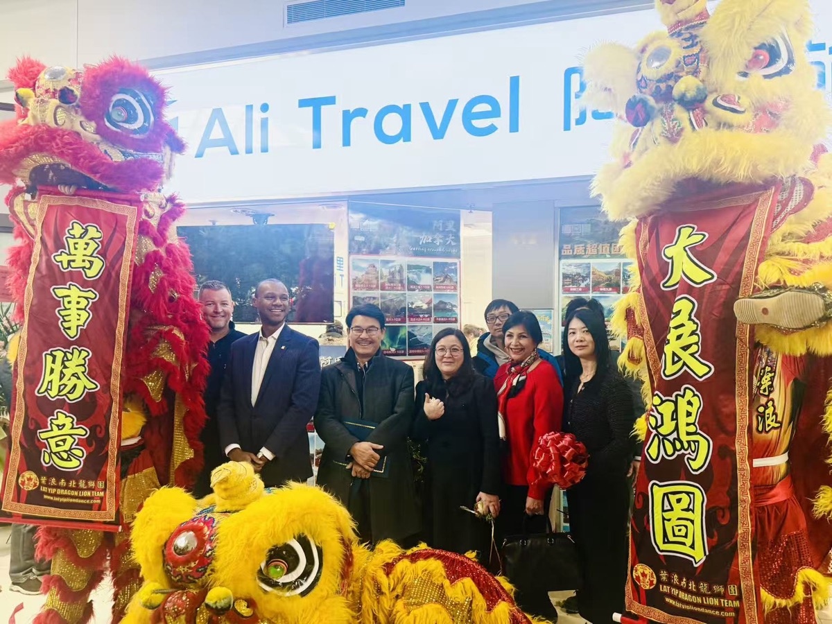 舞狮贺新店・机票送好运:阿里旅游新店开业庆典人气爆棚