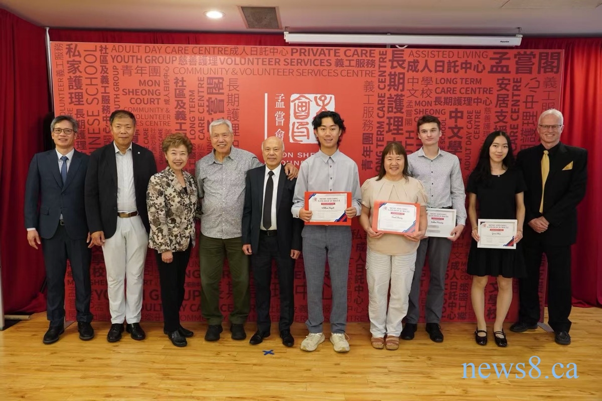 孟尝会颁发“孟尝金禧纪念奖学金”，表彰两杰出高中生卓越表现及领导力