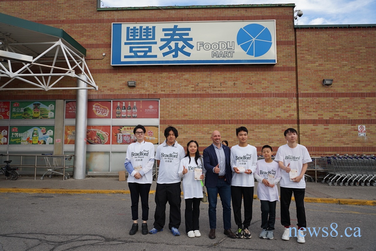 多伦多市长候选人白睿德中秋走进丰泰超市，送祝福、听民意、谈多伦多未来